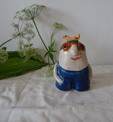 Badpojke med fågel