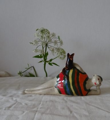 Badpojke i keramik med katt.