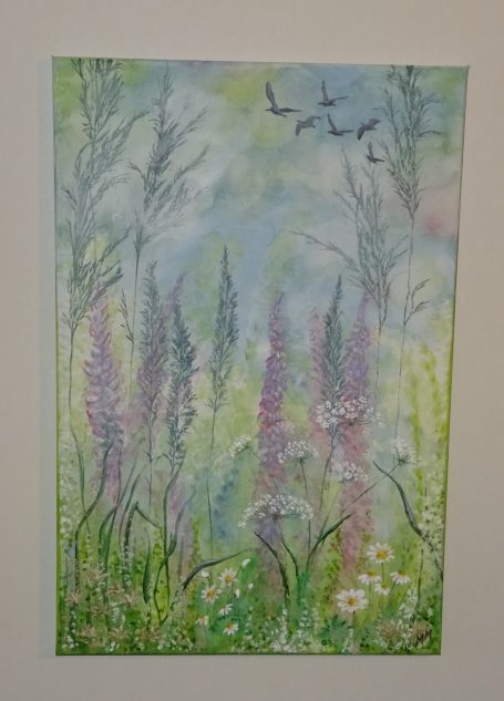 En färgglad målning av blommor och fåglar i en grönskande landskapsscen.
