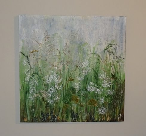 Blomsteräng med vita blommor och gröna grässtrån mot en ljus bakgrund.