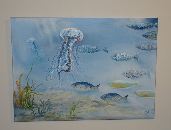 En färgstark målning med en manet och simmande fiskar i blått vatten.