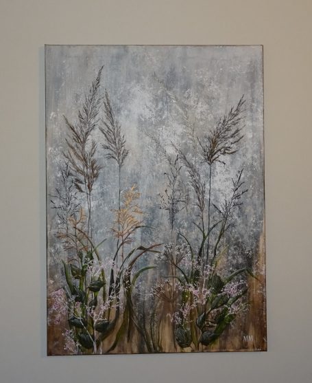 Målning av växter i dämpade färger, med fokus på gräs och blommor.