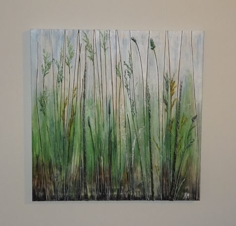 Abstrakt konstverk med gröna grässtrån mot en ljus bakgrund.