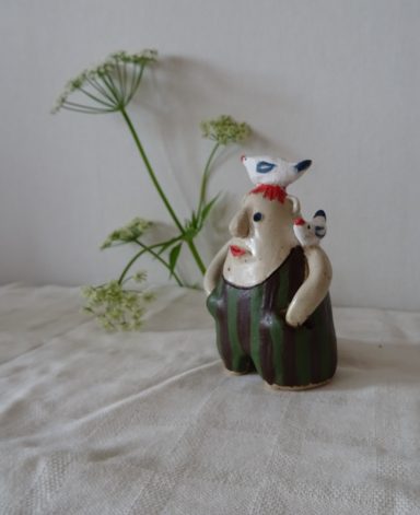 Figur i baddräkt med två hönor