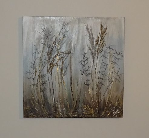 Abstrakt målning av torra grässtrån på en grå och beige bakgrund.